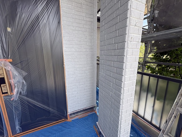 白く整った外壁下塗り